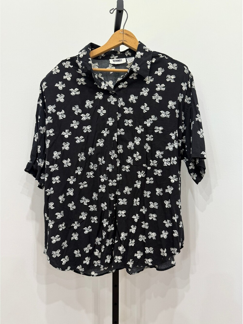 Gitano Black Short Sleeve Button-Up Shirt with White Floral Pattern 20W